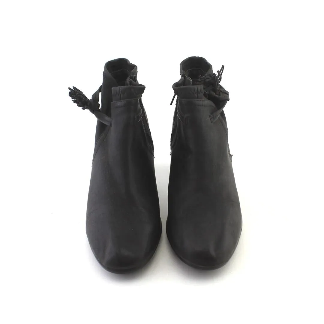 AEROSOLES HEEL REST
