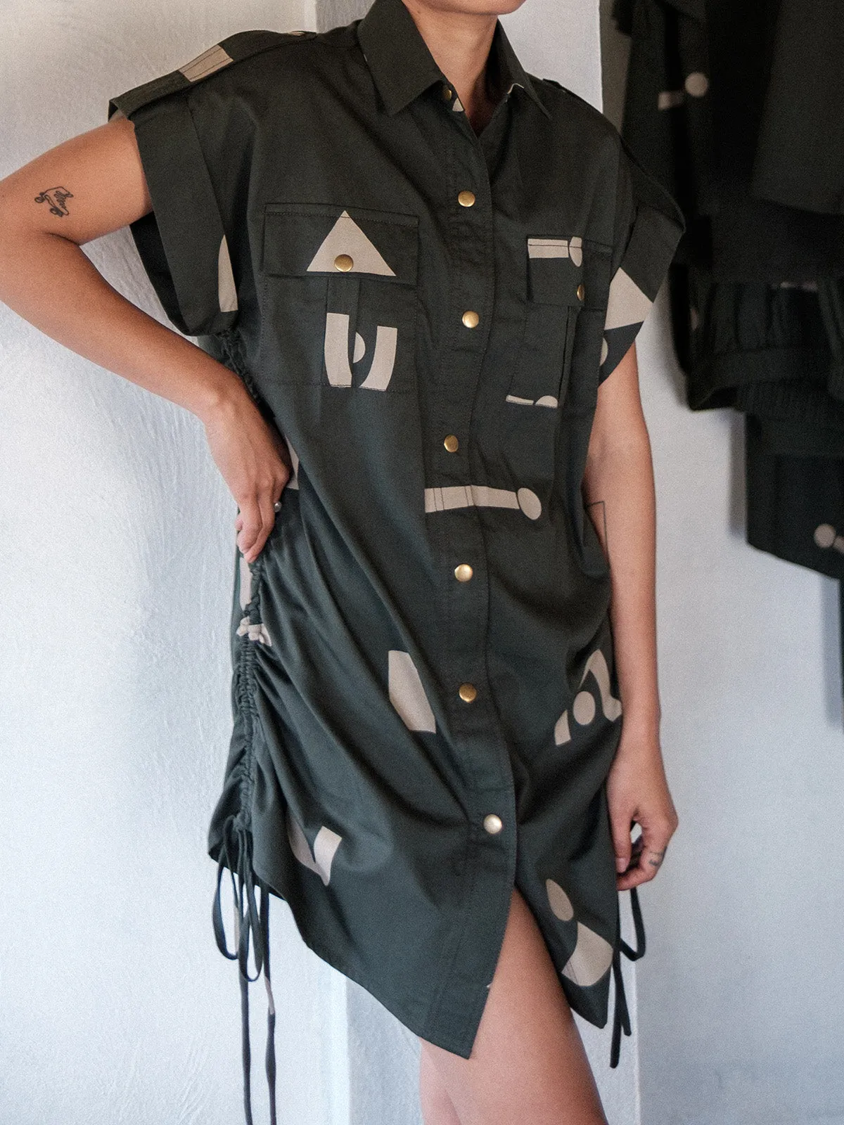 Triangle Printed Sunrise Gather Shirt Deep Green