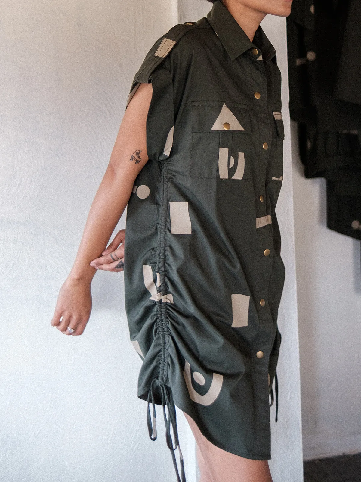 Triangle Printed Sunrise Gather Shirt Deep Green