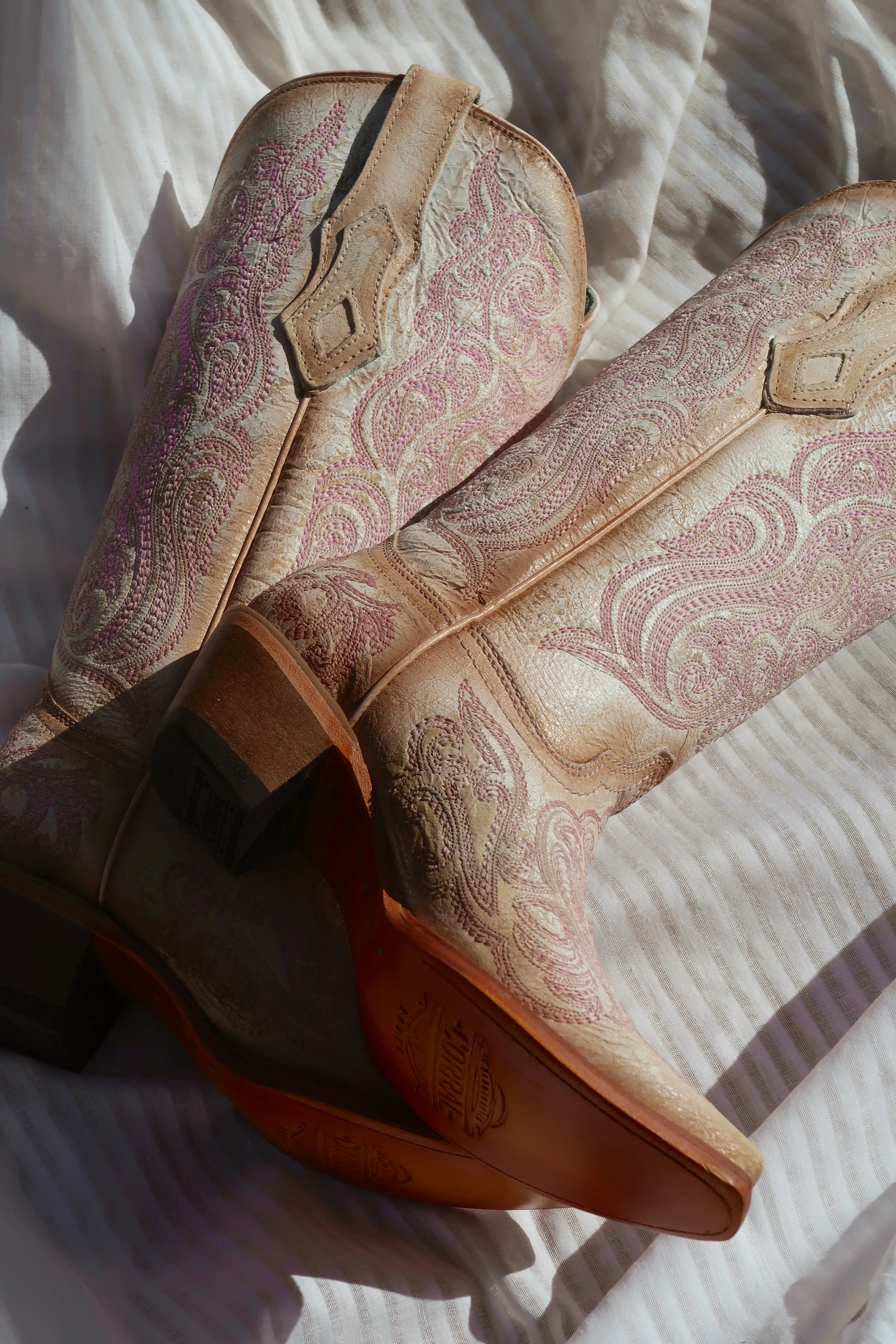 Women's Crackled Luminescent Embroidery Western Boots